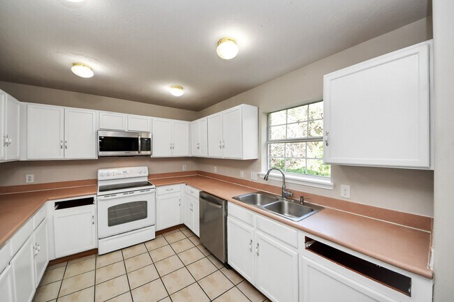 Building Photo - 3211 Carmel Valley Dr