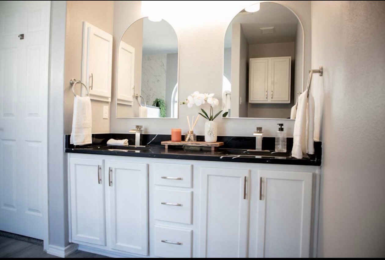 Building Photo - 9135 Granite Woods