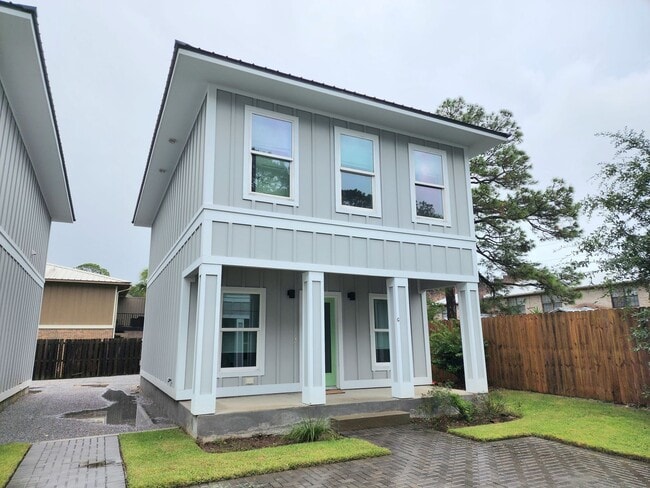 Building Photo - Gulf Shores 2/2.5 cottage available now