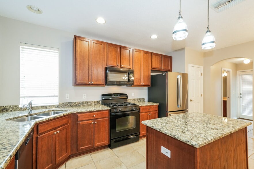 Building Photo - 16014 Loneoak View Dr