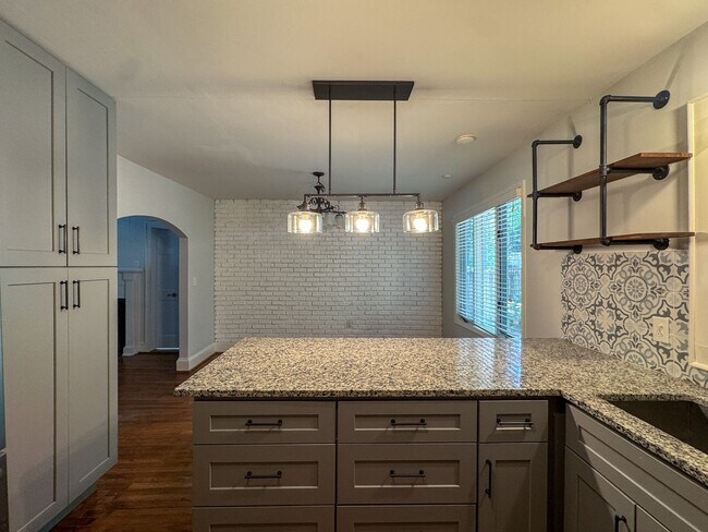 Building Photo - Charming 2 Bed 1.5 Bath Home in Haymount
