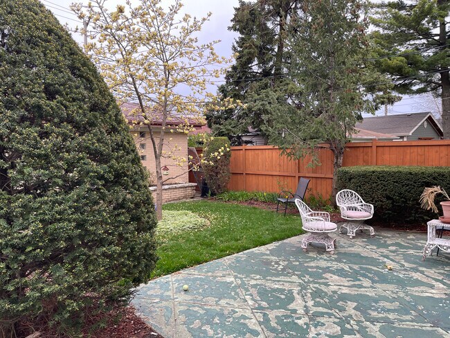 Building Photo - 5259 N Leamington Ave