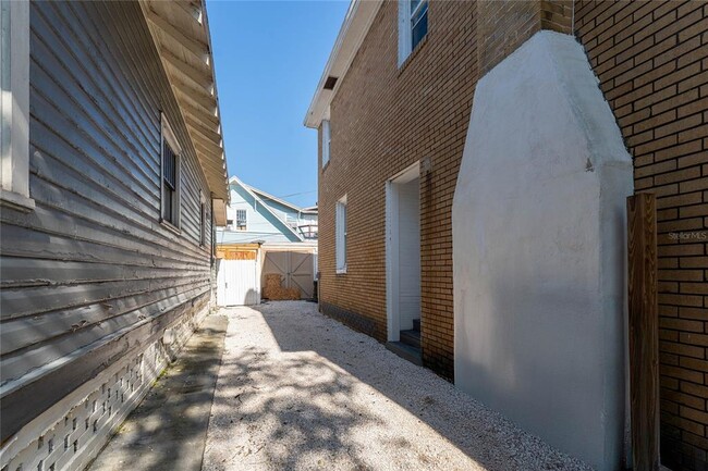 Building Photo - 528 6th St N
