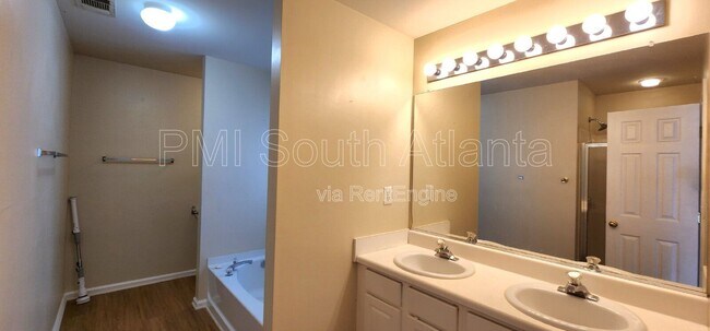 Building Photo - 7846 The Lakes Point