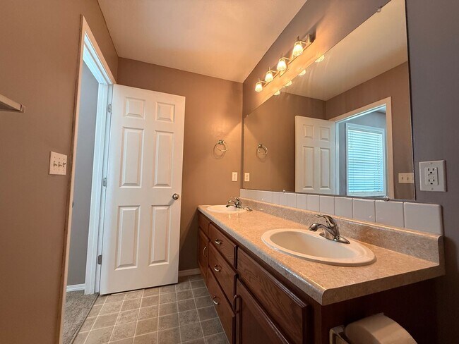 Building Photo - Beautiful Split Level in Northern Heights