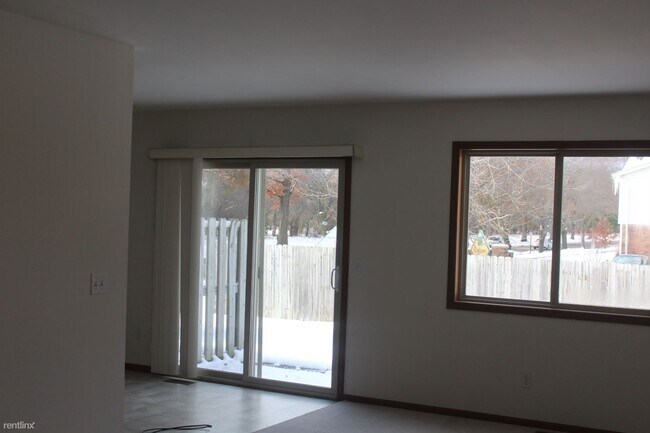 Building Photo - 3 br, 1.5 bath Duplex - 2403 Morning Dawn Dr
