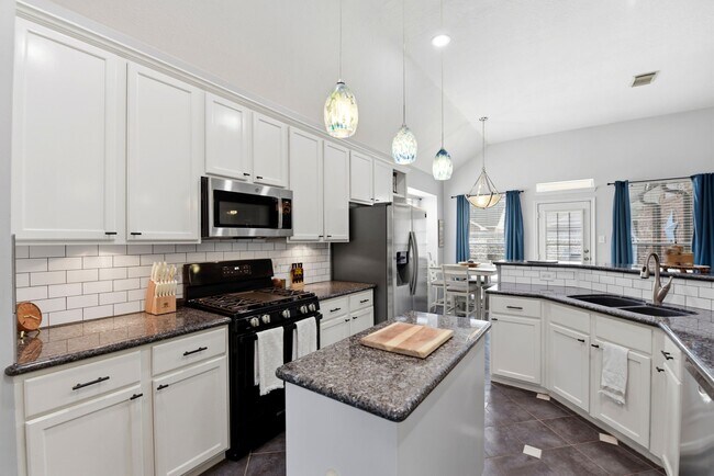 Building Photo - 2105 Mossy Trail Dr
