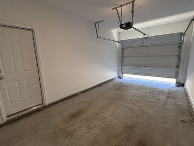 Building Photo - 1007 Linsmore Ave
