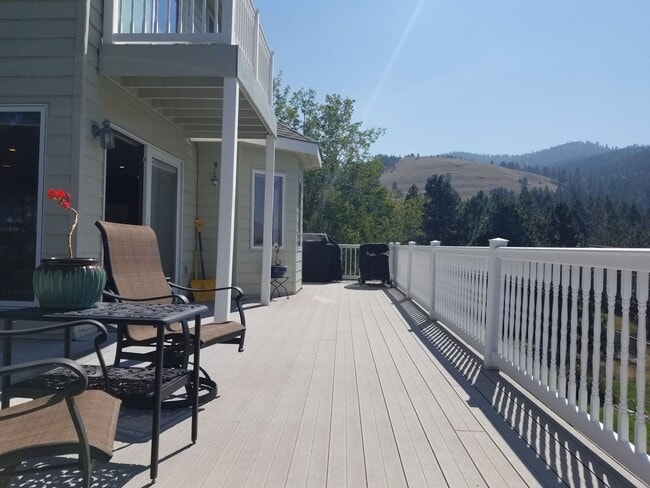 Building Photo - Welcoming 5 bed 3.5 bath South Hills Home