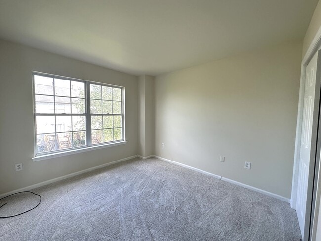 Building Photo - 3 bedrooms, 2.5 bathrooms