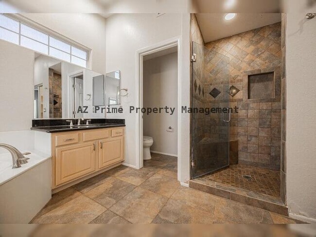 Building Photo - 873 W Tremaine Ave