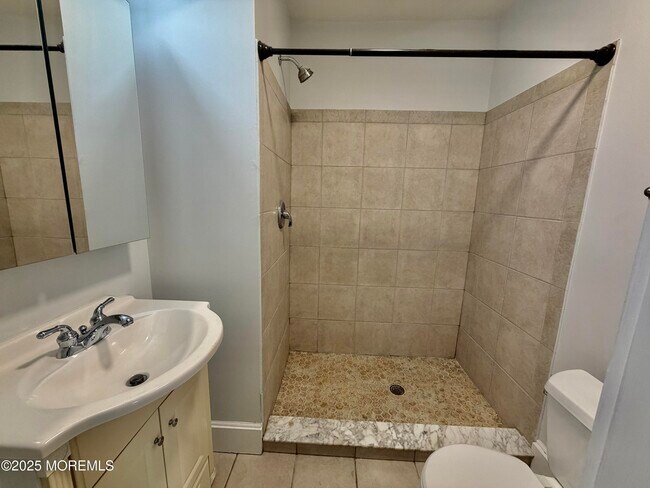 Building Photo - 1004 Fifth Ave