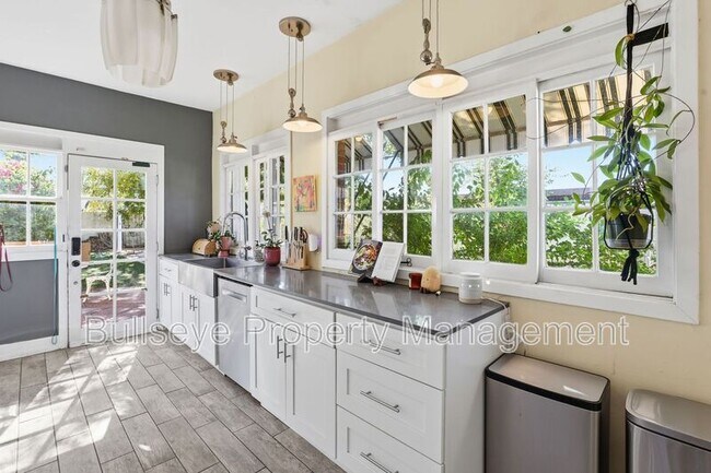 Building Photo - 525 W Lynwood St