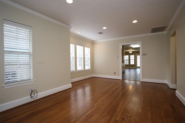 Building Photo - 1010 Louise St