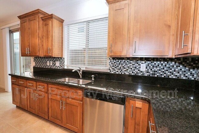 Building Photo - 9200 Rioja St