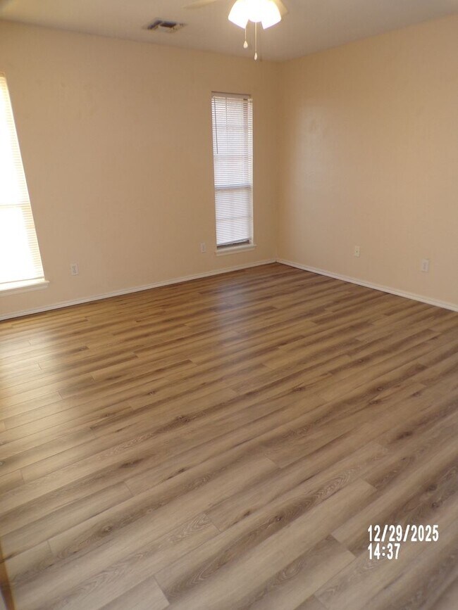 Building Photo - Fantastic eastside home