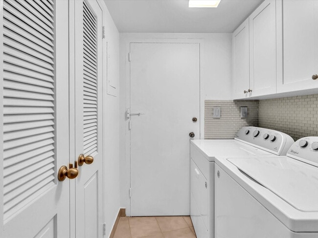 Building Photo - 3000 Holiday Dr