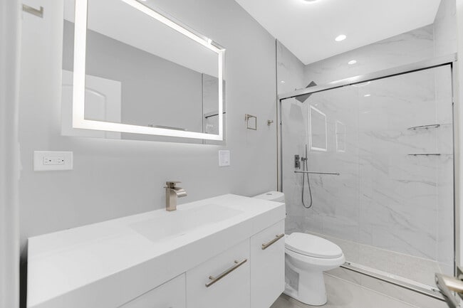 Building Photo - 4721 W Warwick Ave