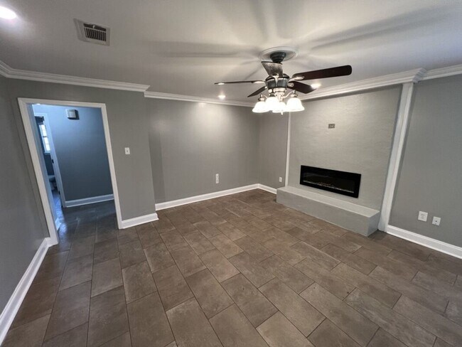 Building Photo - Charming 3 Bedroom Home in a Prime Zachary Location & School District!