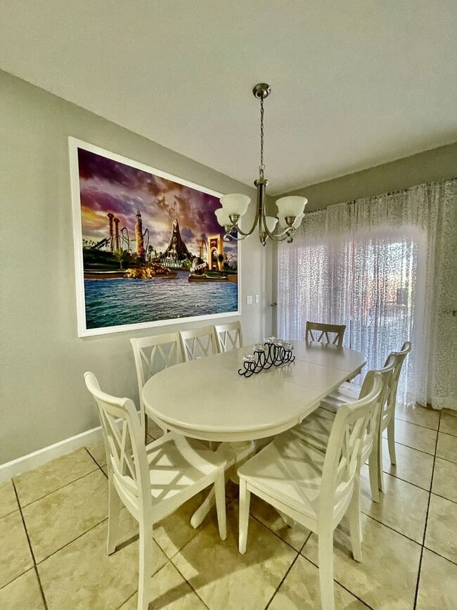 Building Photo - RENOVATED 4 bed 3 bath Completely FURNISHE...