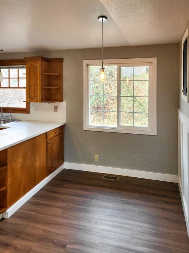 Building Photo - 970 Cascade Dr NW