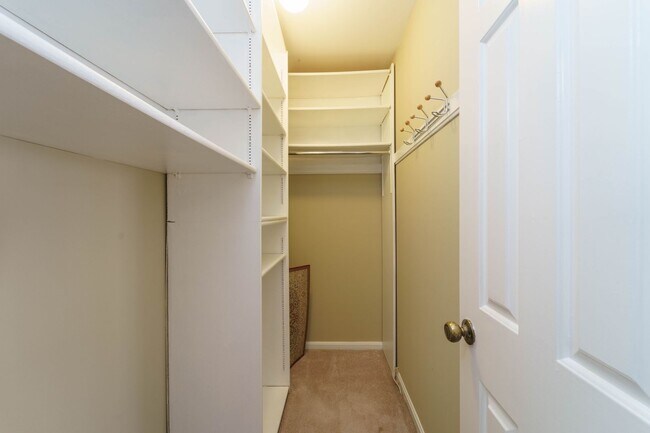 Building Photo - 2 Bedroom 2.5 Bath Condo in Chevy Chase