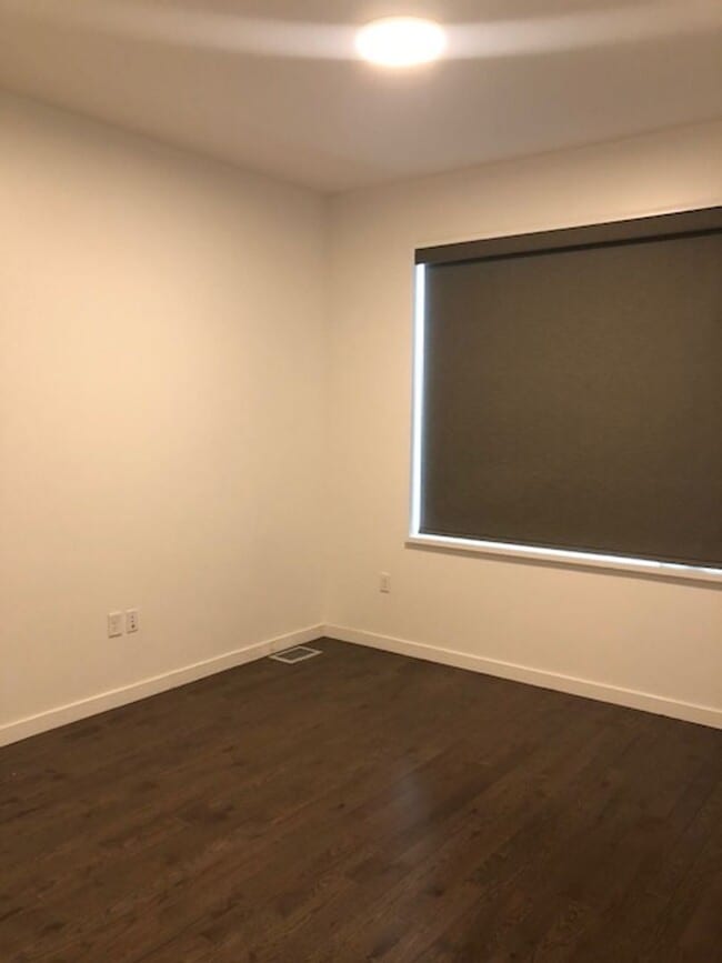 Building Photo - 2 Bedroom Condo in the Confluence!
