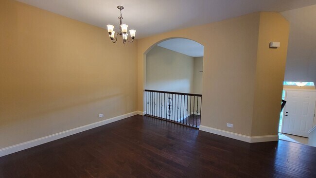 Building Photo - STUNNING LUXURY TOWNHOME 3 BEDROOM, 2 FULL...
