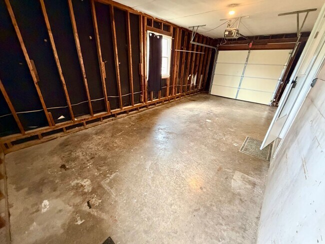 Building Photo - 1134 Oakwood Dr