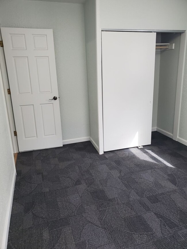 Building Photo - Great 3BR, 1BTH, 1 car att gar, ranch styl...