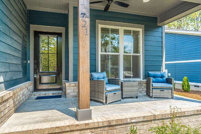 Building Photo - 721 Blue Bird Dr