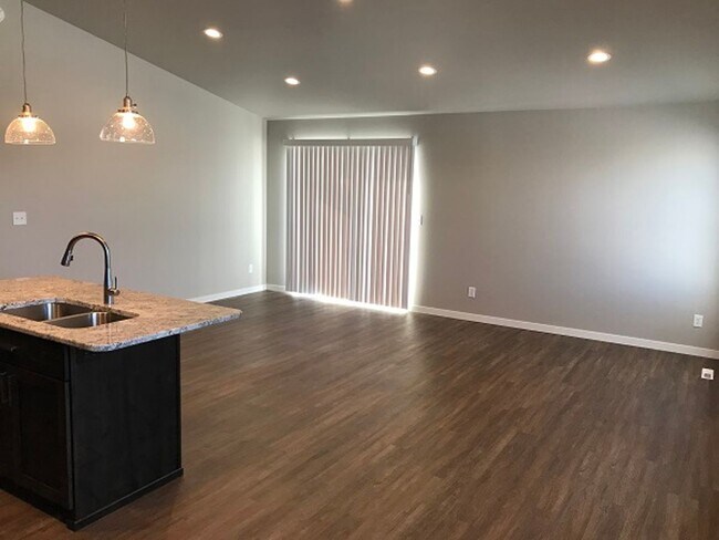 Building Photo - 4 Bed 3 Bath Single Family Home