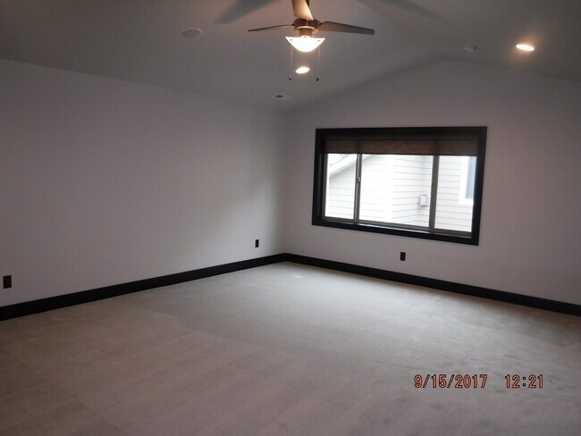 Building Photo - Gorgeous modern 5 bedroom - Minutes from MSU!