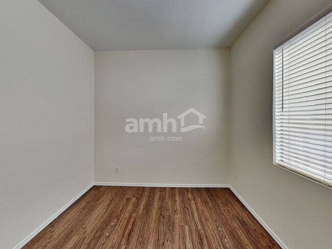 Building Photo - 33 E Calle Vivaz