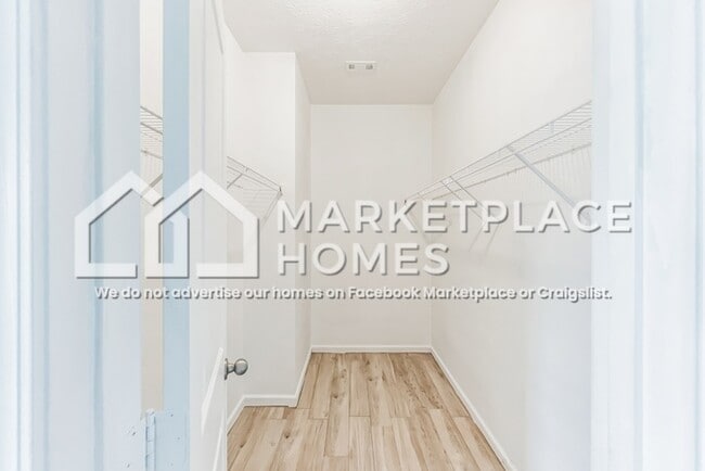 Building Photo - 440 Tree Line Dr