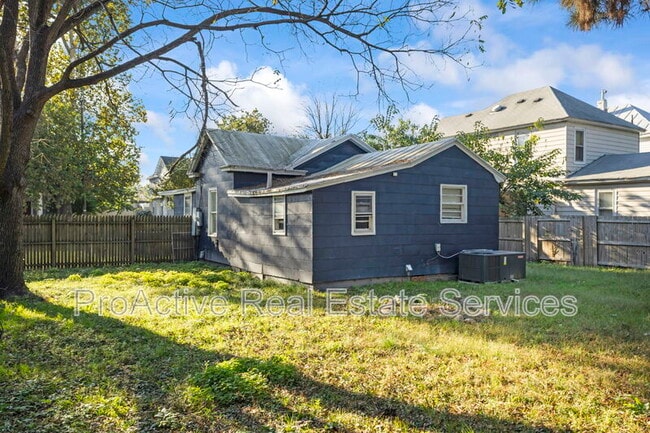 Building Photo - 1217 Hull St