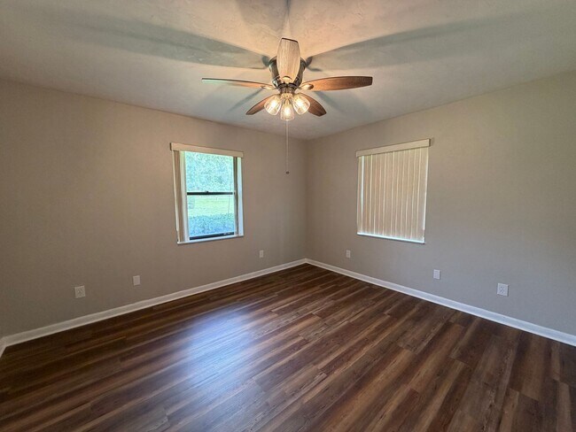 Building Photo - Newly renovated, new painted on large lot - mowing included in rent!