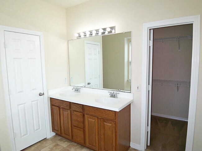 Building Photo - 17207 Mossbriar Ln