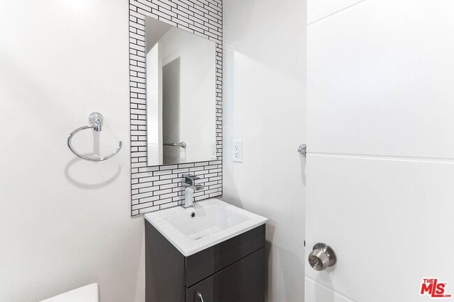 Building Photo - 756 N Ridgewood Pl