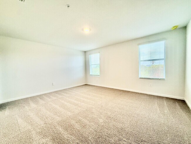 Building Photo - 586 Salisbury Cir