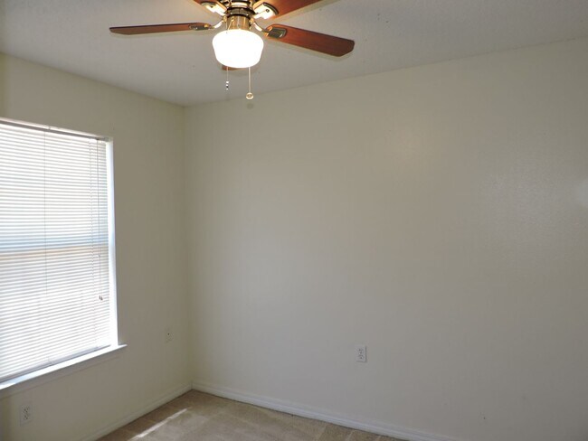 Building Photo - Great townhome in Northeast Pensacola!