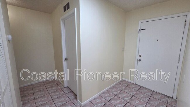 Building Photo - 4817 Cypress Tree Dr