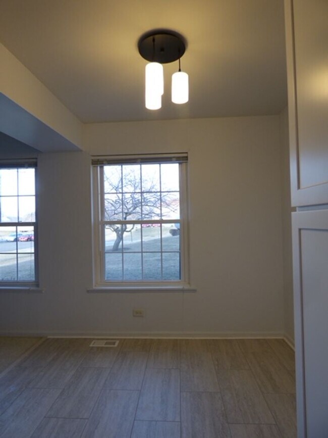 Building Photo - Beautiful 2 bd 1 1/2 ba as soon as July 1 move-in. Great Vernon Hills location!