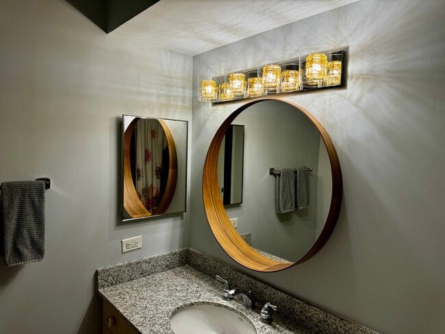 Building Photo - 512 N McClurg Ct