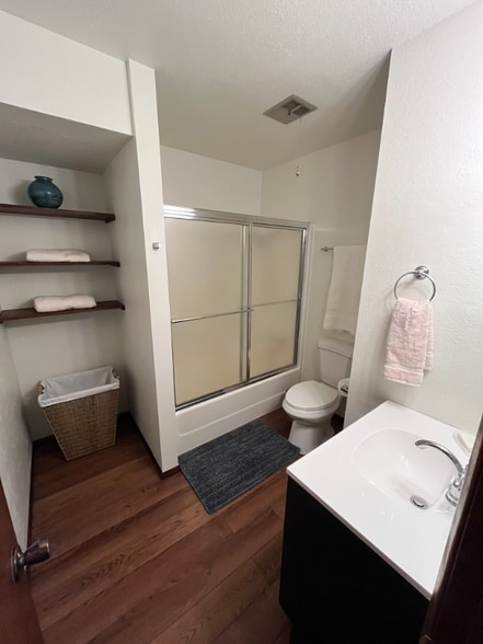 Building Photo - 5200 Villa View Dr