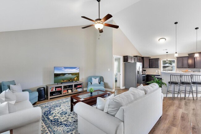 Building Photo - Bonus Room and Neighborhood POOL!