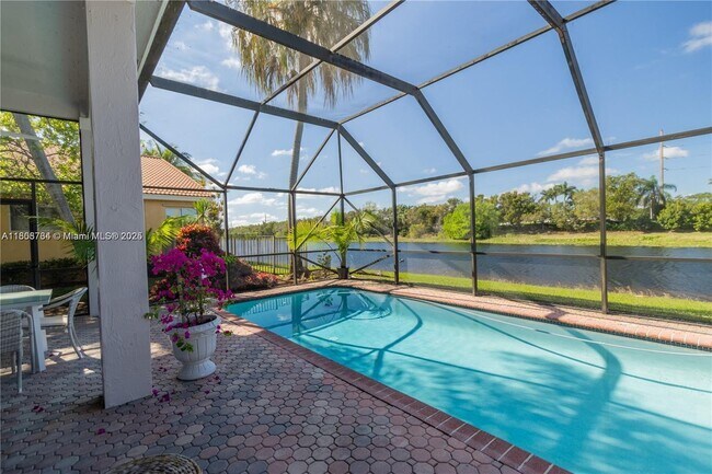 Building Photo - 2883 Oakbrook Dr