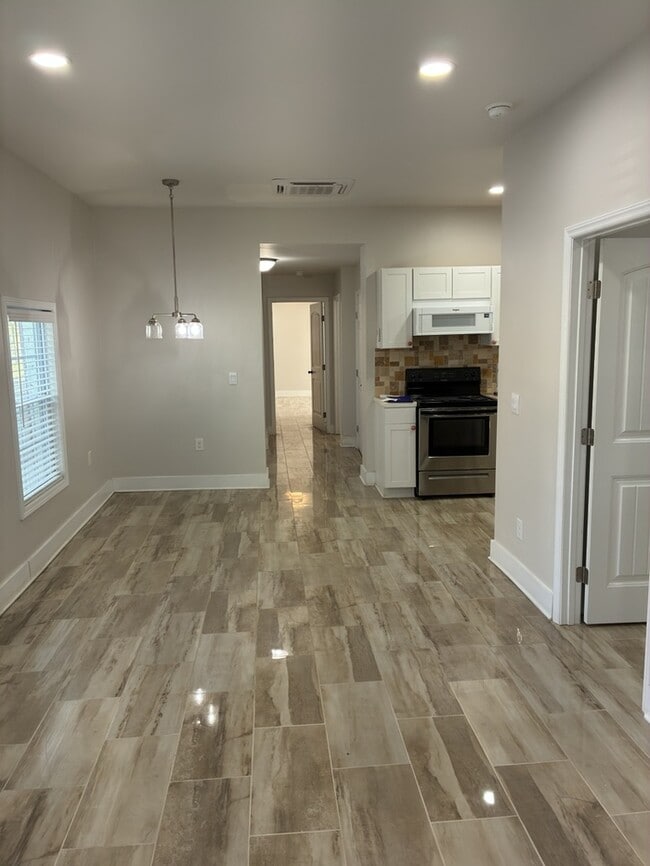 Building Photo - 2 Bedroom 2 Bathroom Apartment