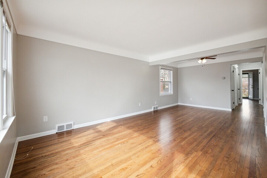 living room - 204 Catalpa Dr