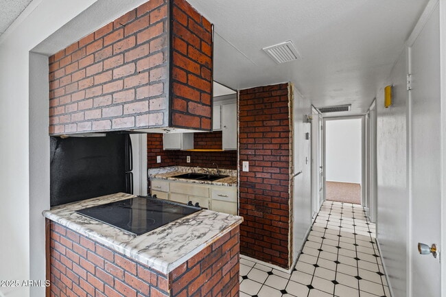 Building Photo - 13 E Desert Dr